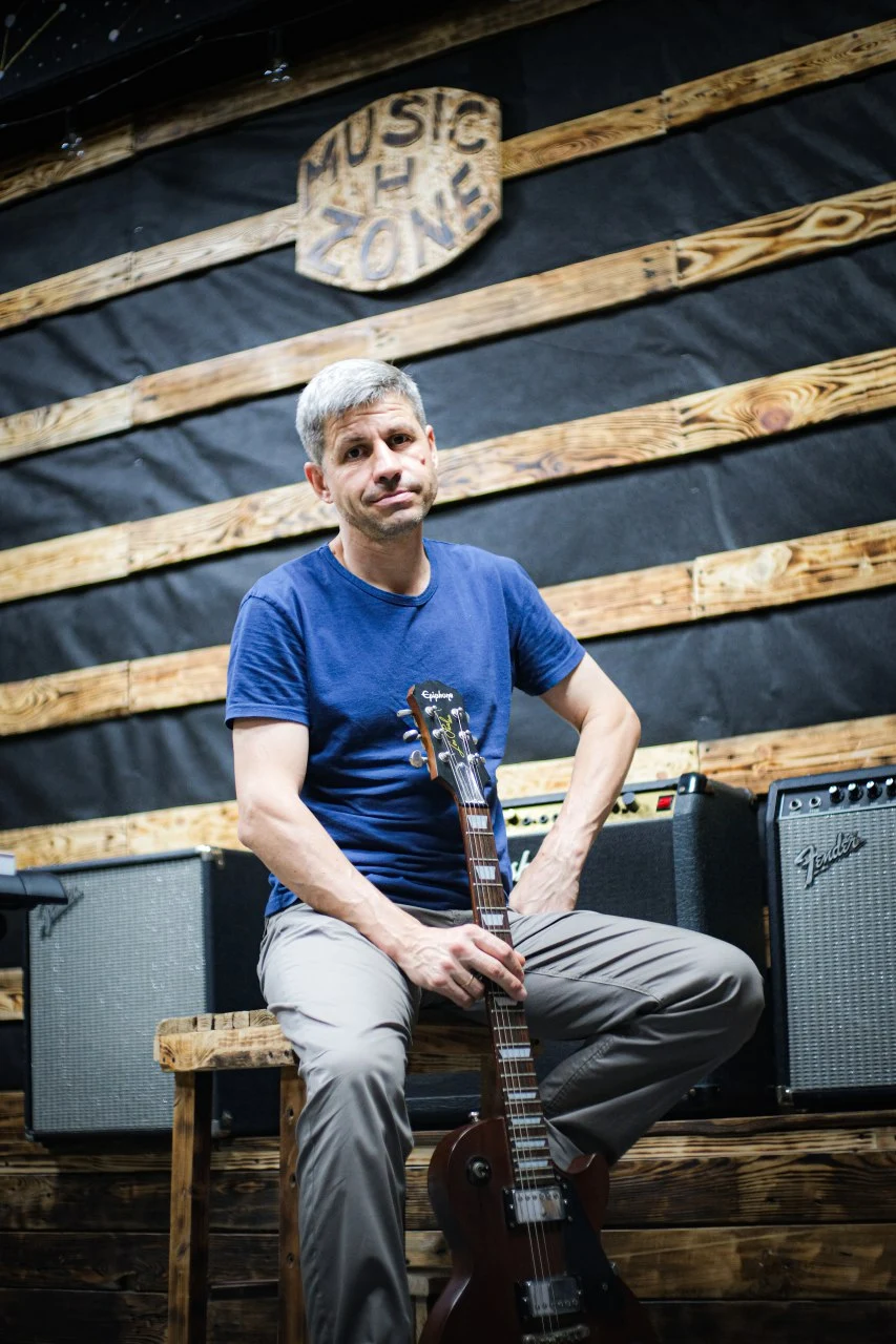 Гітарист, автор пісень і текстів